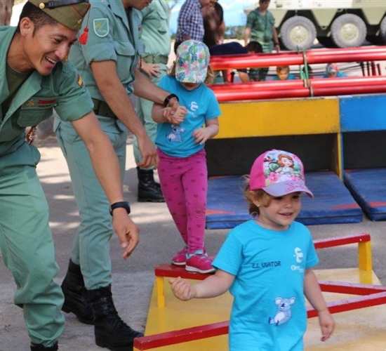 Los alumnos de la Escuela Infantil de Viator se van de excursión a la Base Militar Álvarez de Sotomayor